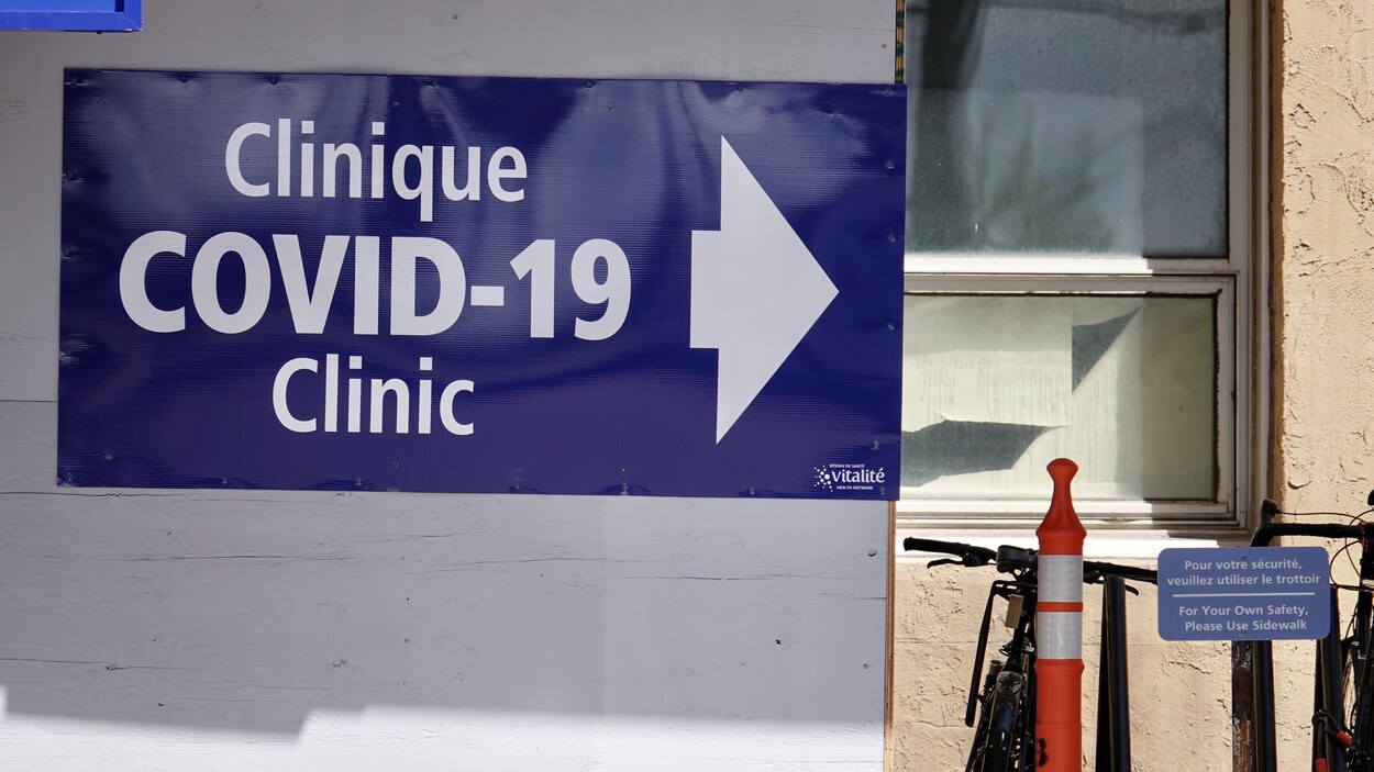 Une affiche de la clinique de dépistage de COVID-19 au Centre hospitalier universitaire Dr-Georges-L.-Dumont.