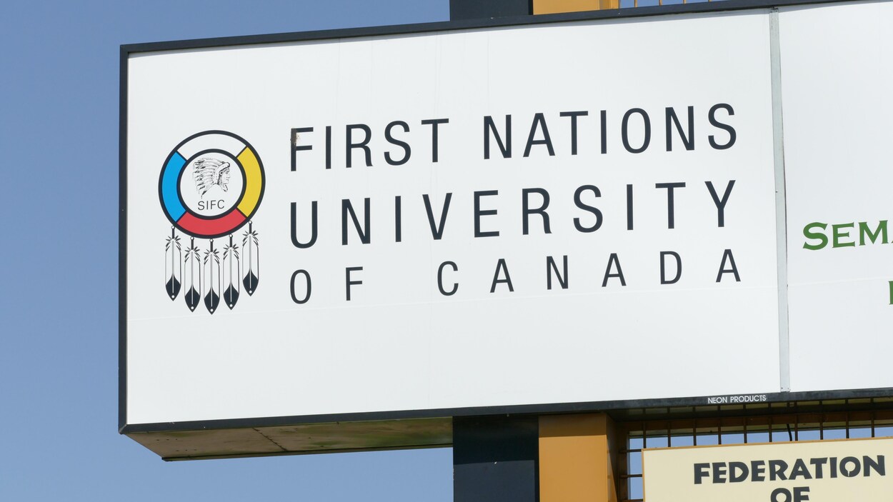 Une affiche annonçant le campus de l'Université des Premières Nations à Saskatoon, en Saskatchewan, en juillet 2020.