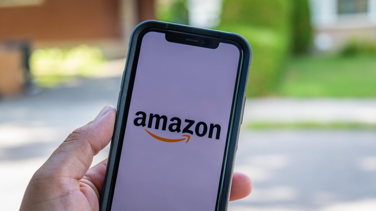 Le logo d’Amazon sur un téléphone.