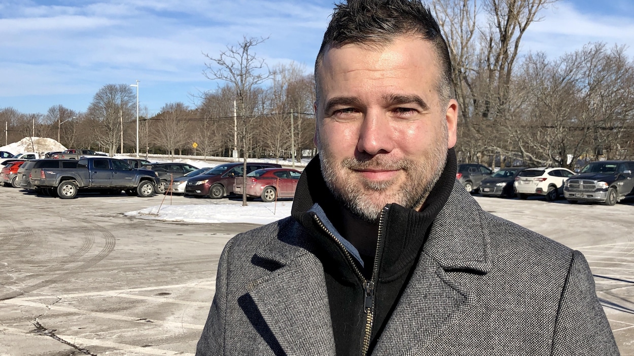 Frédérick Dion dans un terrain de stationnement en hiver