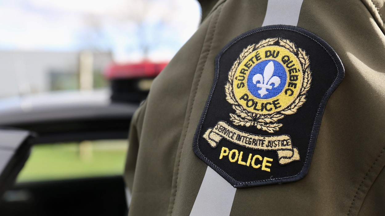 Plan rapproché d’un écusson aux armoiries de la Sûreté du Québec.