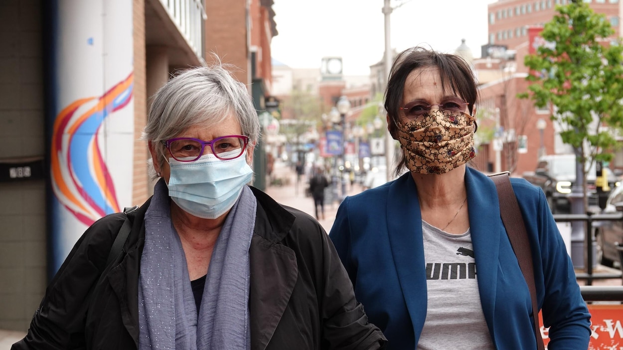 Deux femmes portent le masque, sur la rue Main de Moncton.