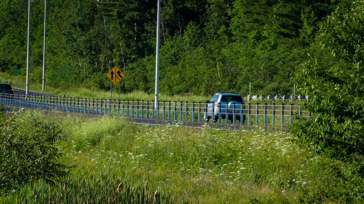 Une voiture circule sur l'autoroute 50 où la glissière de sécurité a été installée.