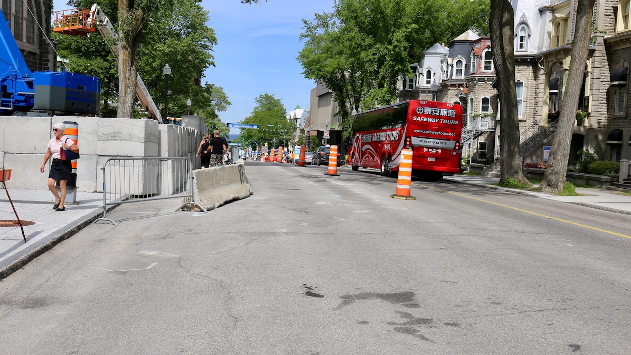 Une rue avec des blocs de béton à gauche