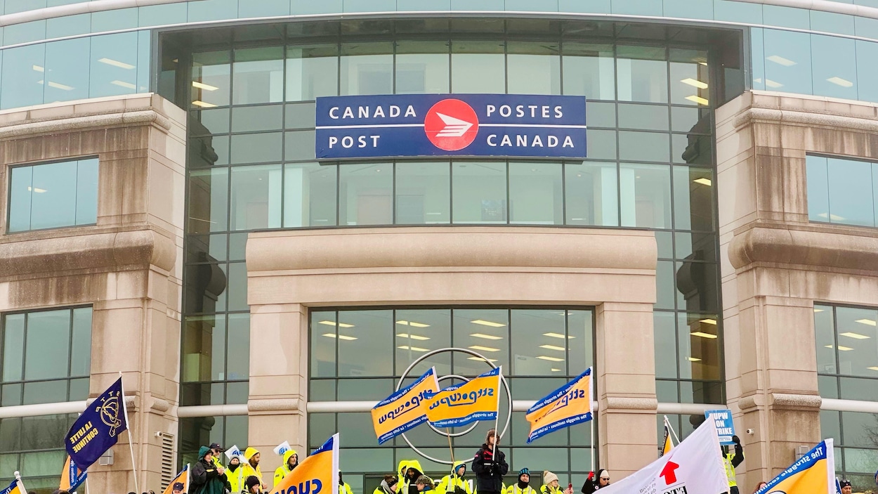 Canada Post Strike Talks Heat Up as New Offer Rejected
