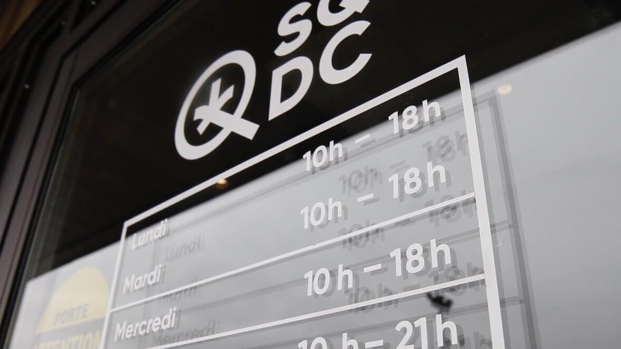 Une affiche avec les heures d'ouverture de la SQDC.