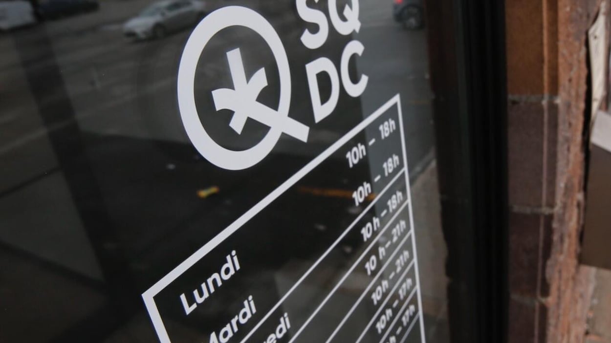 Panneau indiquant les heures d’ouverture de la SQDC.