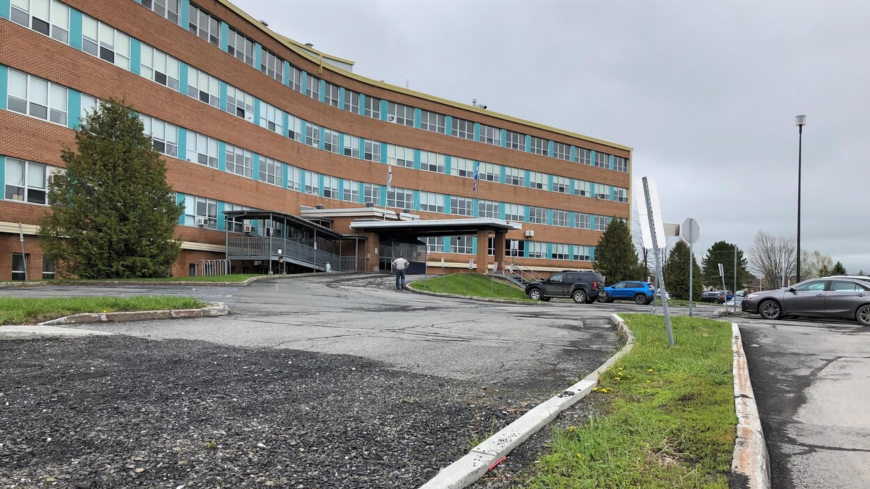 L'entrée de l'hôpital de quatre étages.