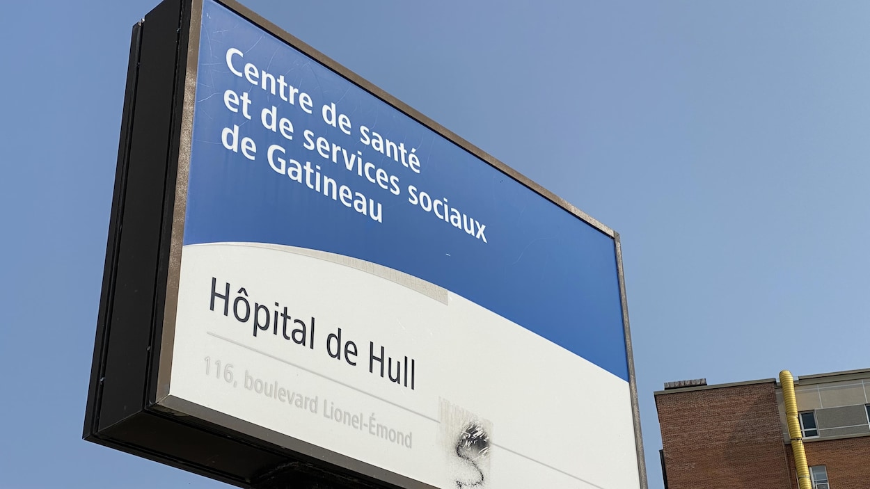 Gros plan sur l'affiche de l'hôpital.