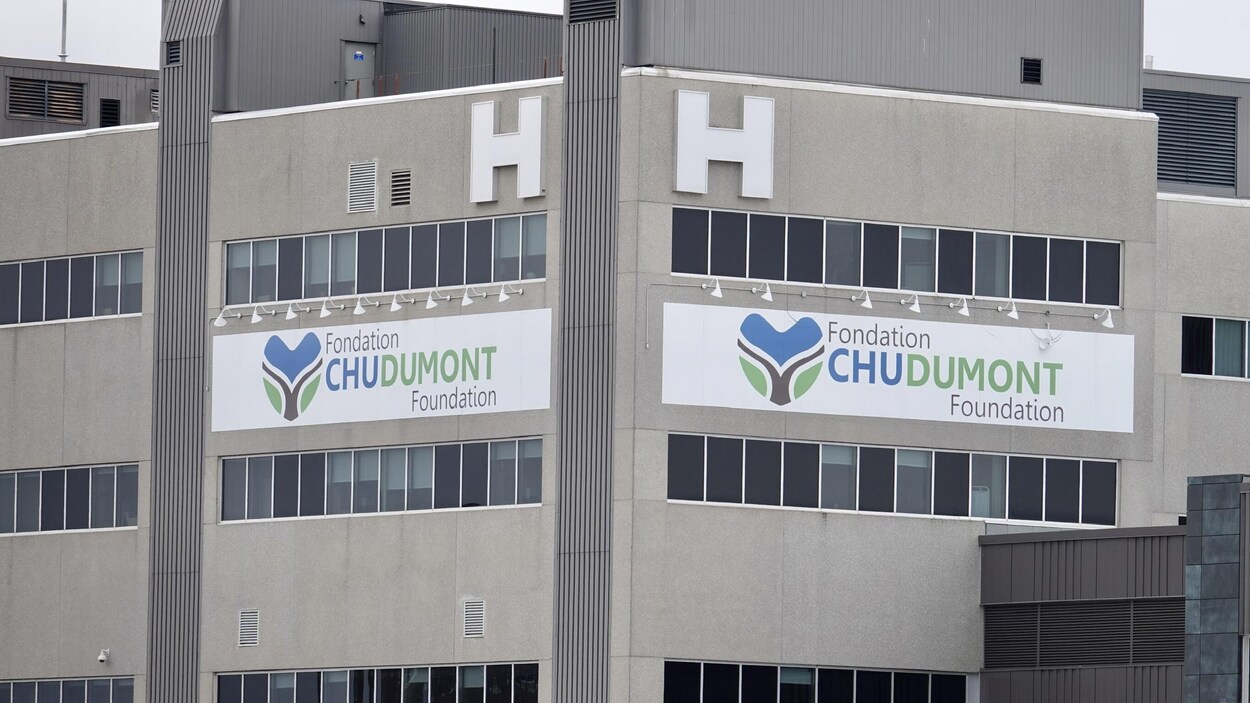 Plan rapproché du bâtiment de l'hôpital où son nom est écrit.
