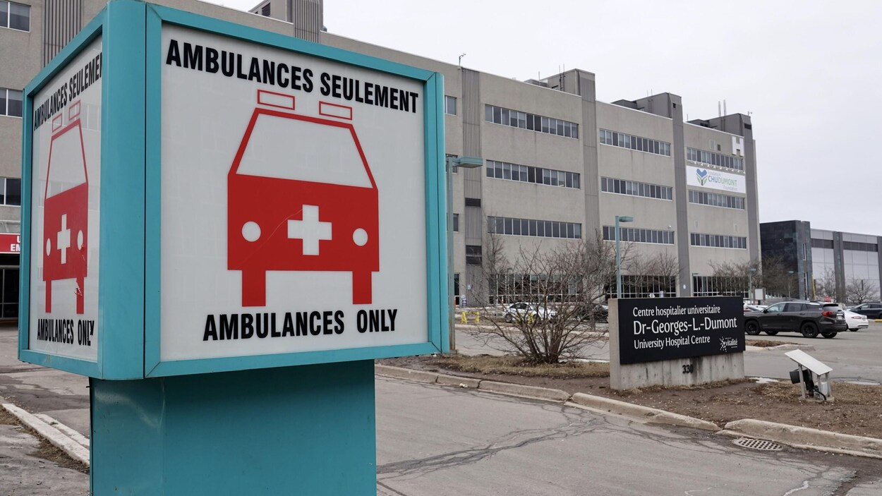 Une enseigne disant « Ambulances seulement » et un pictogramme d'ambulance.