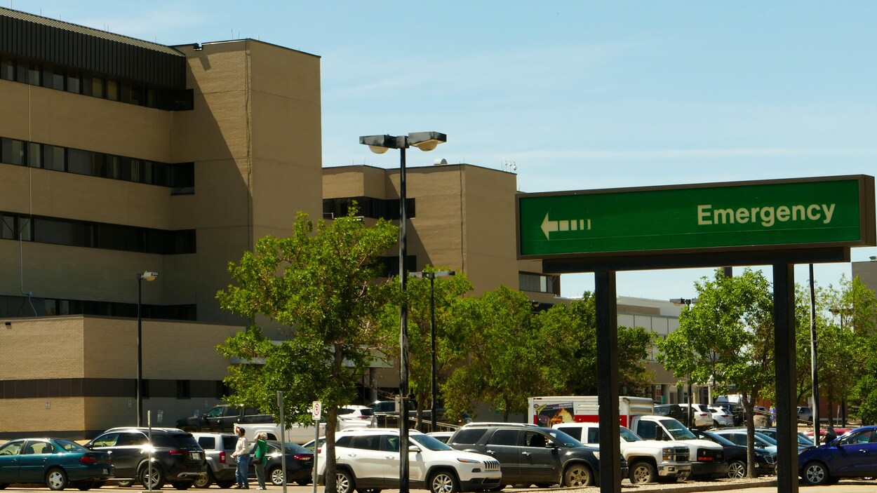 Un plan large du stationnement de l'hôpital Pasqua à Regina en été.
