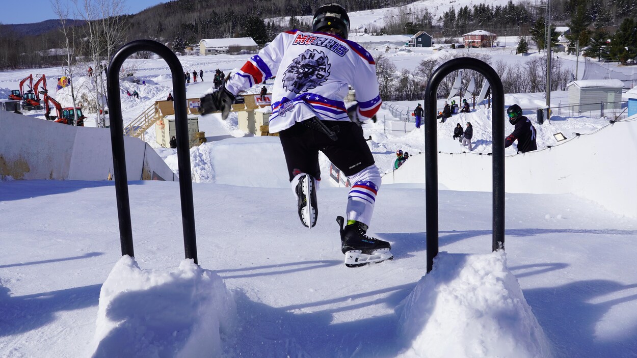 Un Ice Cross haut en couleurs à Sainte-Angèle-de-Mérici