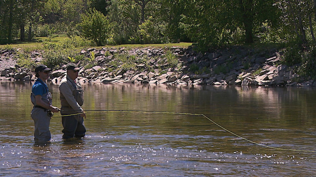 Deux pêcheurs de saumon dans une rivière.