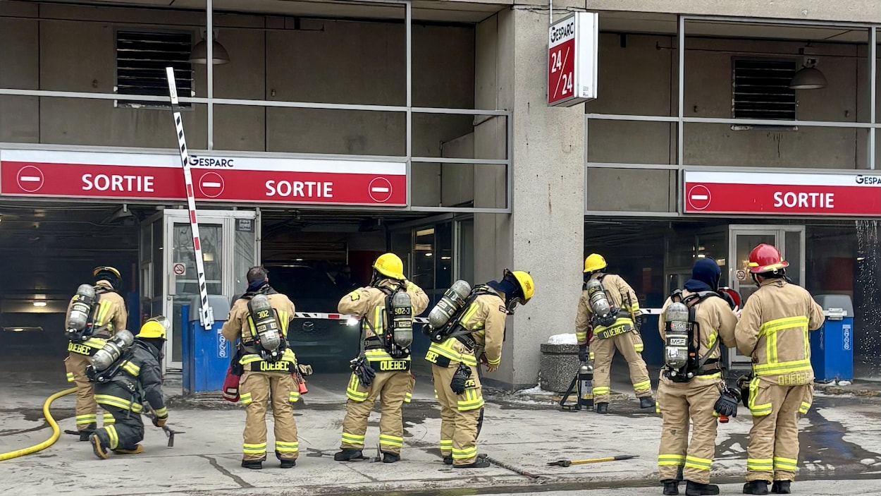 Un véhicule incendié dans un stationnement à étages de la Haute-Ville