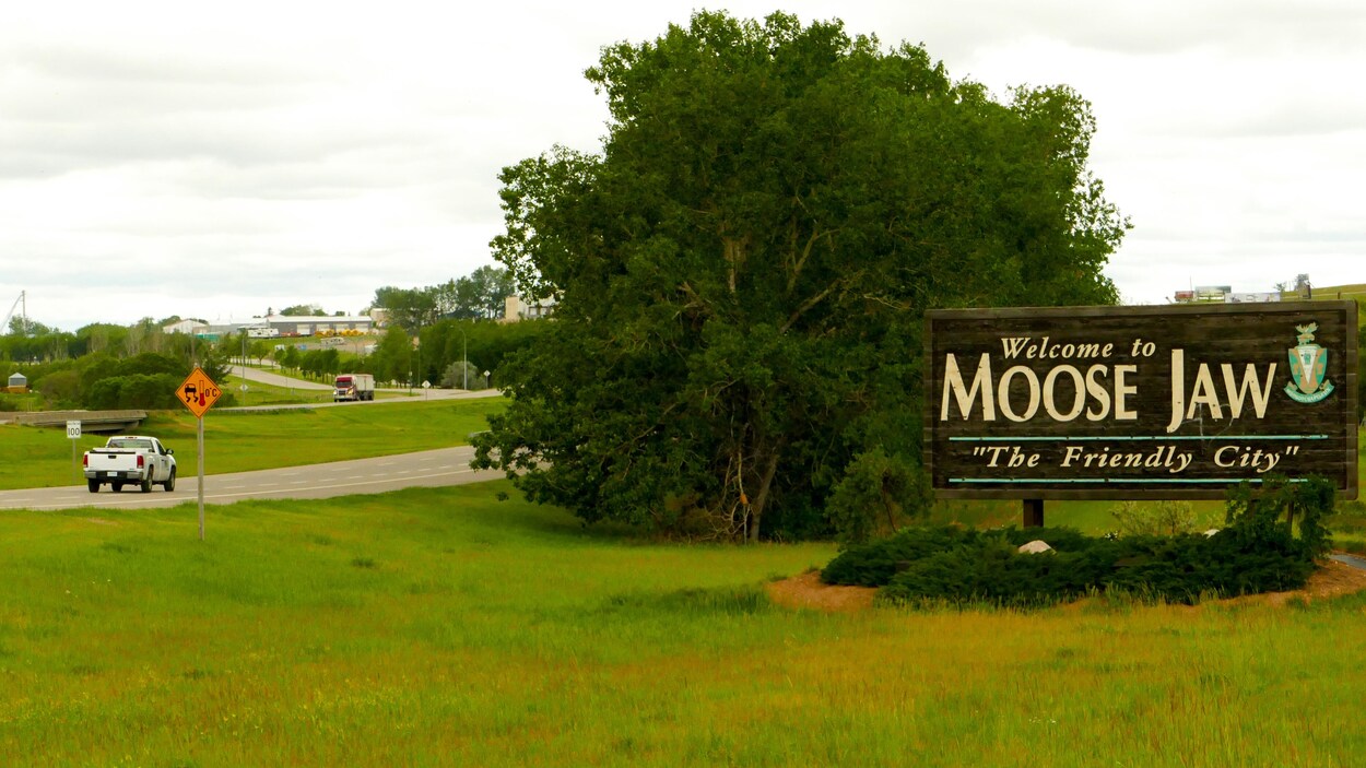 Le panneau Moose Jaw à l'entrée de la ville.
