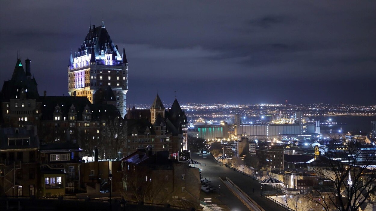 Le Château Frontenac sous un couvert nuageux.