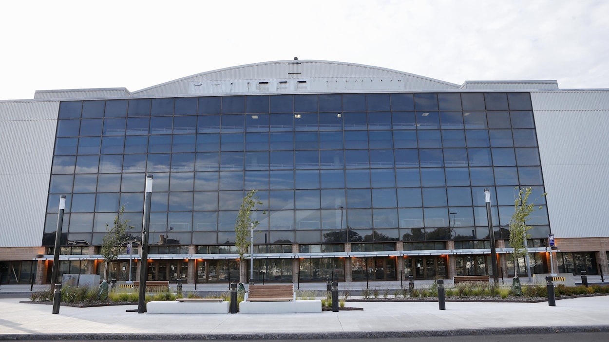 Le devant du Colisée Pepsi avec un stationnement vide.