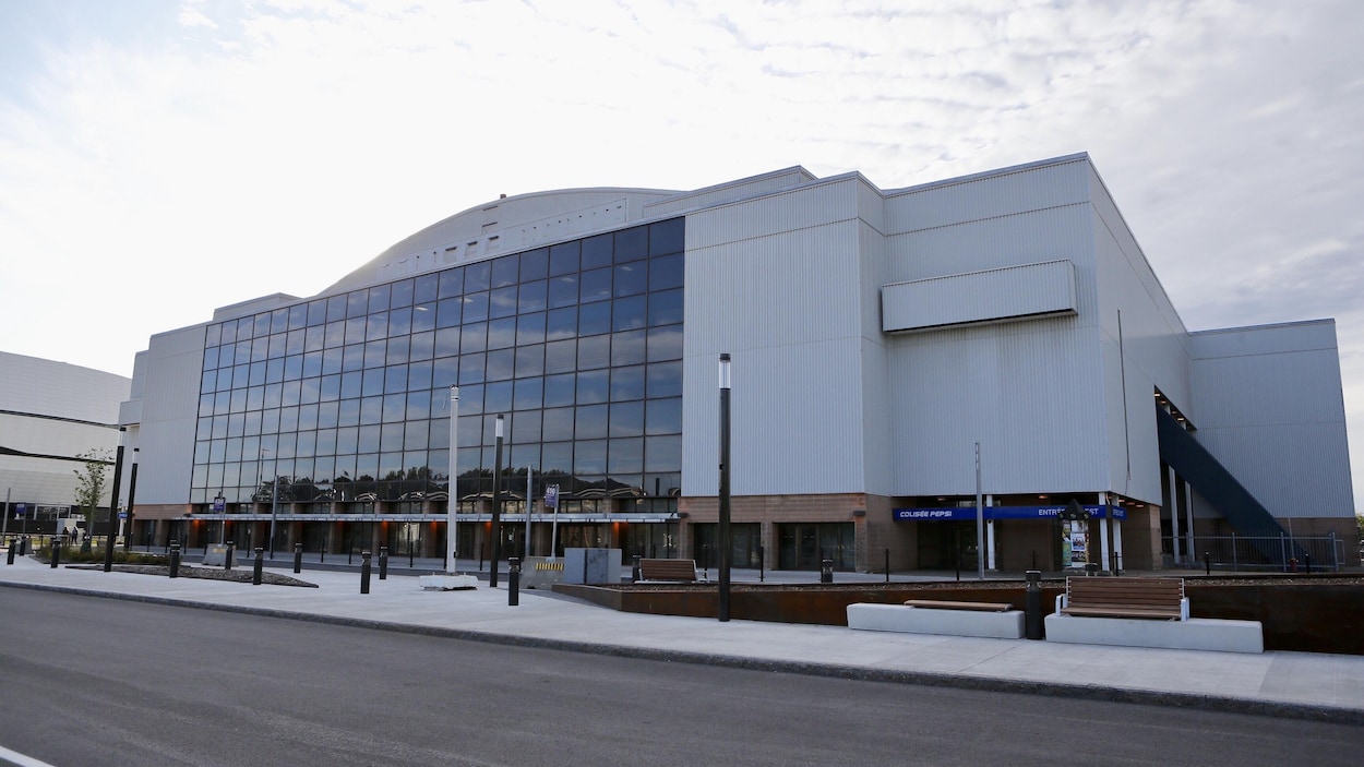 Le Colisée de Québec depuis le retrait du lettrage de sa façade, le mois dernier.