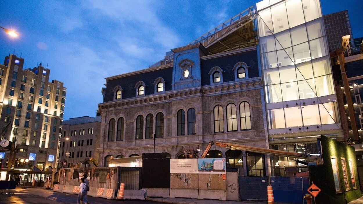 La façade du théâtre Le Diamant à Québec, en soirée.