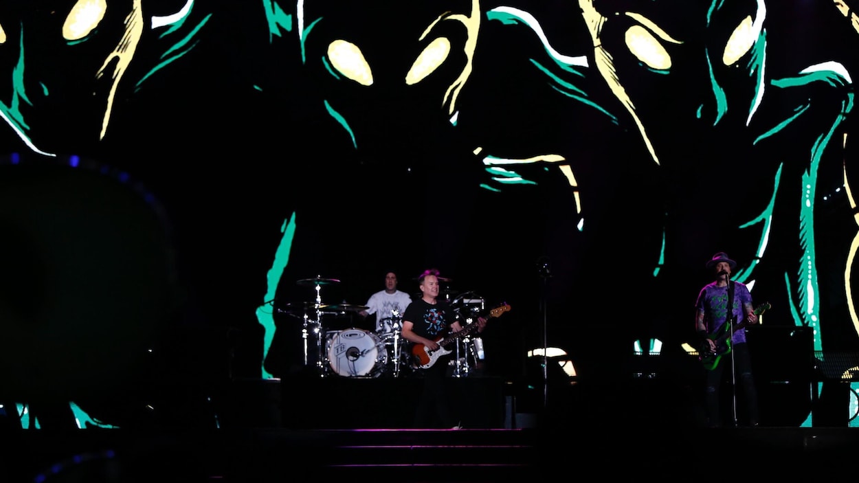 Le groupe Blink-182 sur la scène Bell du Festival d’été de Québec.