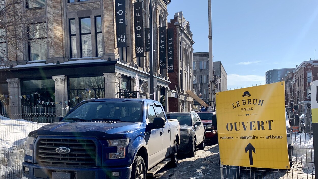 L'hôtel oui go et des clôtures délimitant le chantier, avec une affiche indiquant où se trouve le magasin.
