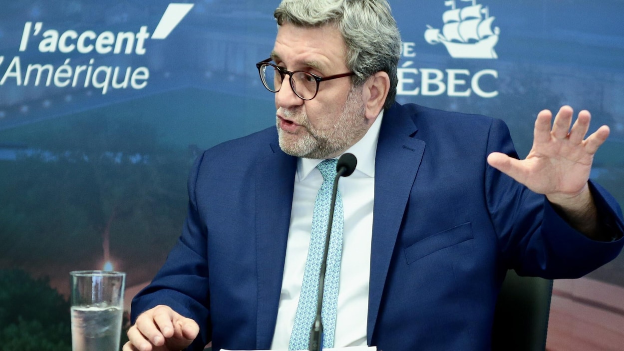 Le maire Labeaume fait un geste de la main gauche.