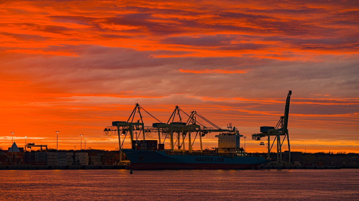 Le port de Montréal au crépuscule.