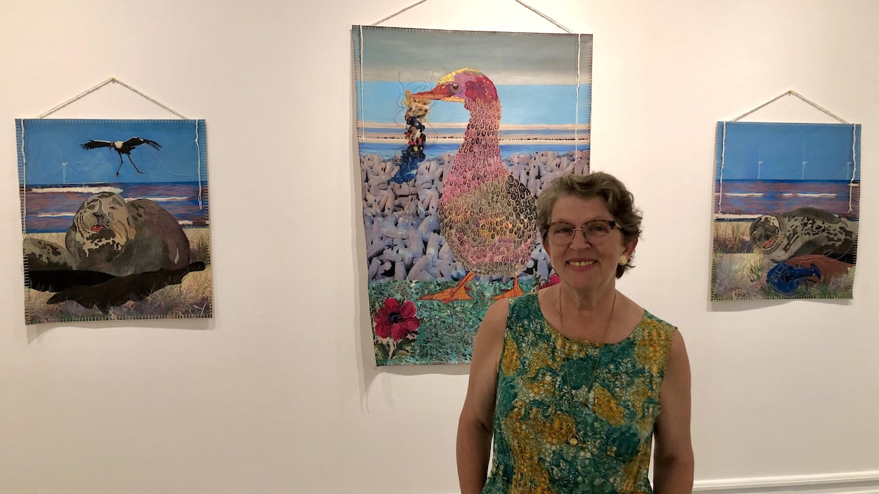 Marjolaine Bourgeois, artiste visuelle, pose devant trois de ses œuvres à la Galerie Sans Nom, au Centre culturel Aberdeen de Moncton, en août 2020.