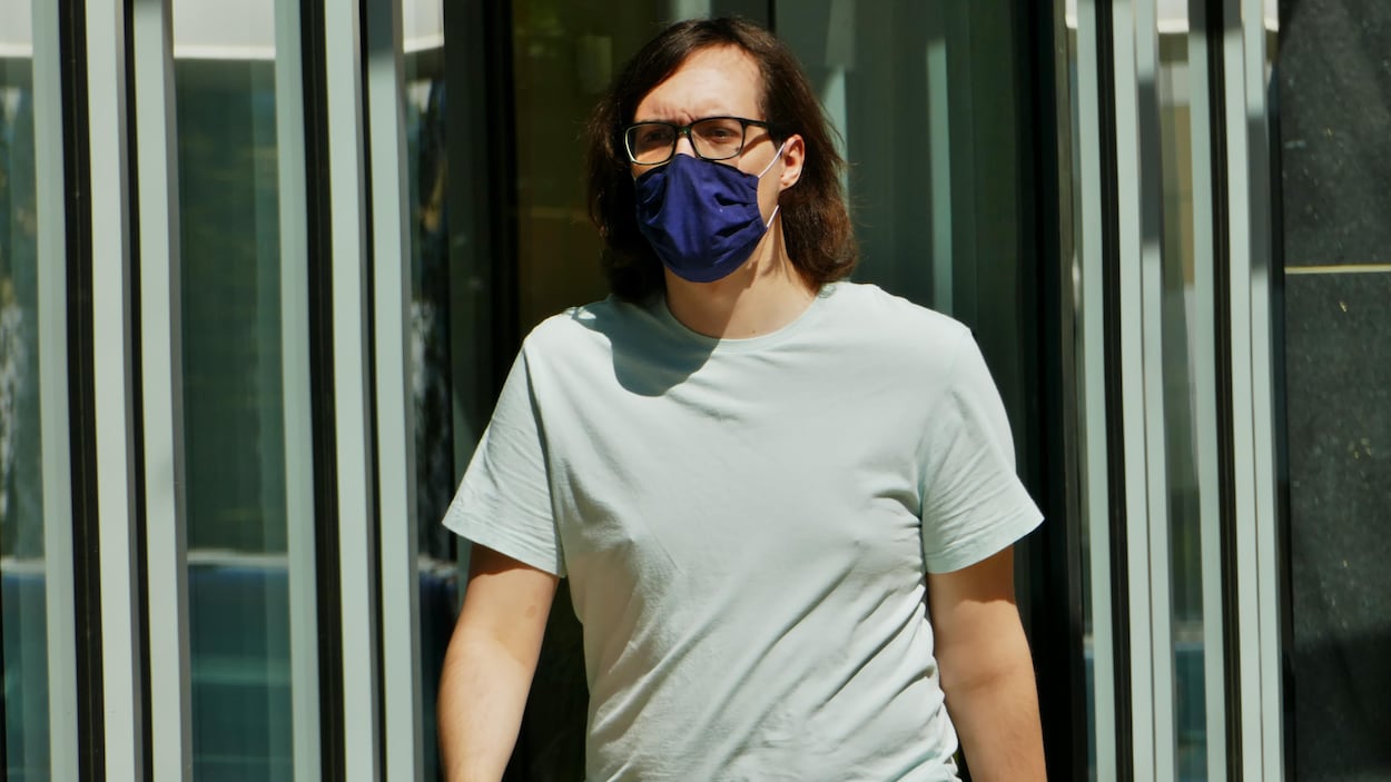 Un Réginois portant un masque