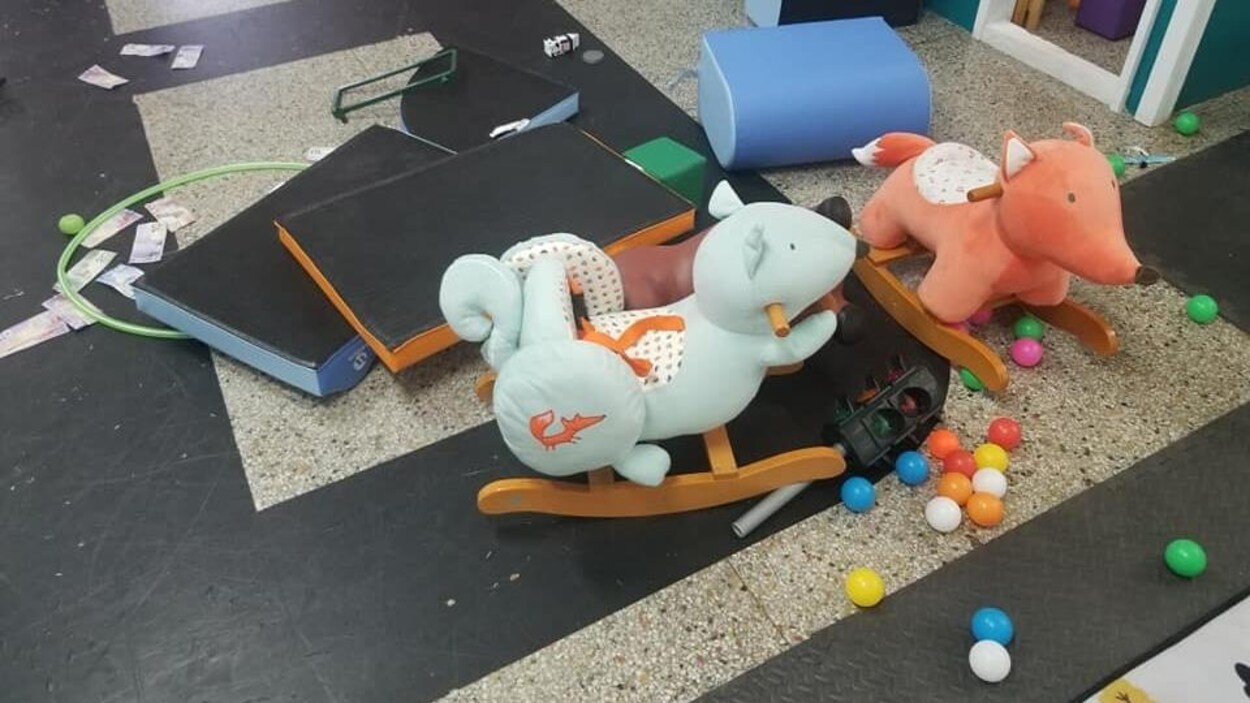 Salle de jeu vandalisée.