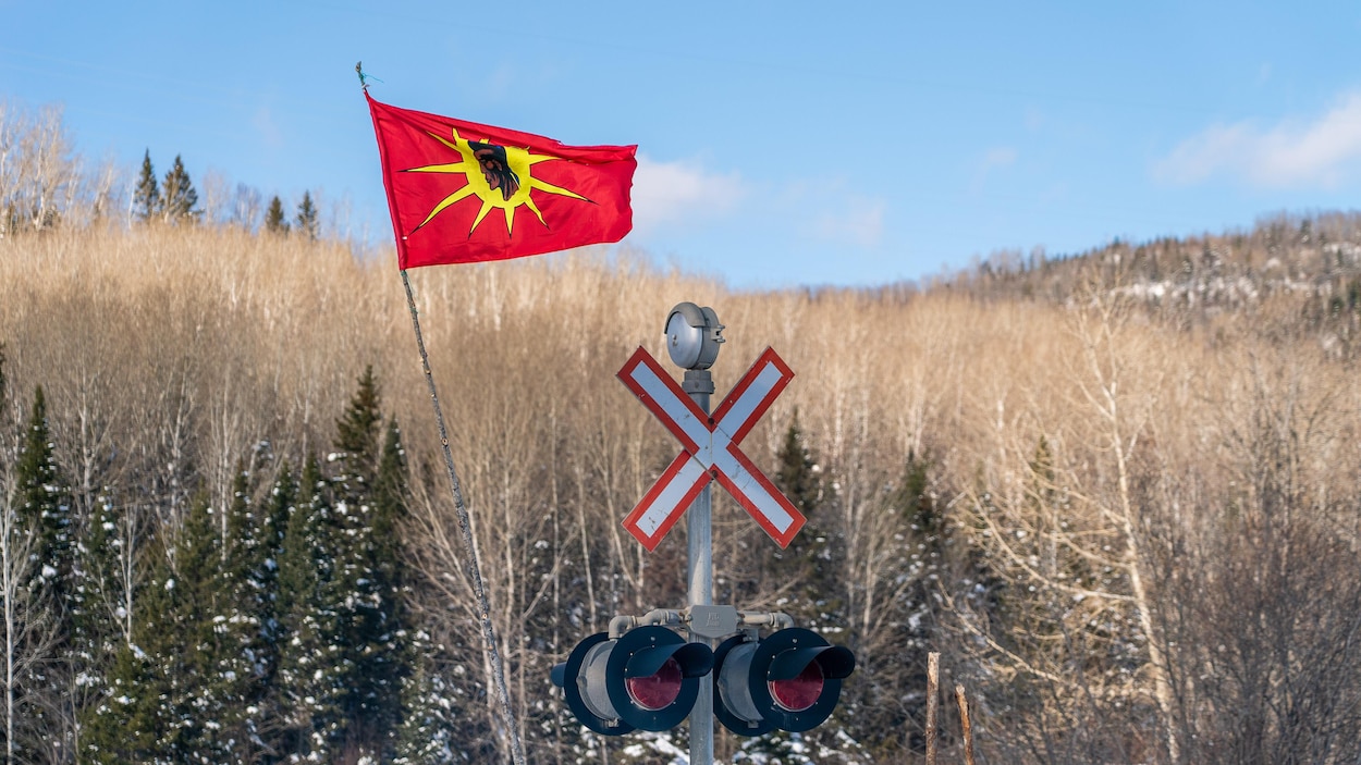 Un drapeau micmac vole au-dessus du chemin de fer gaspésien.