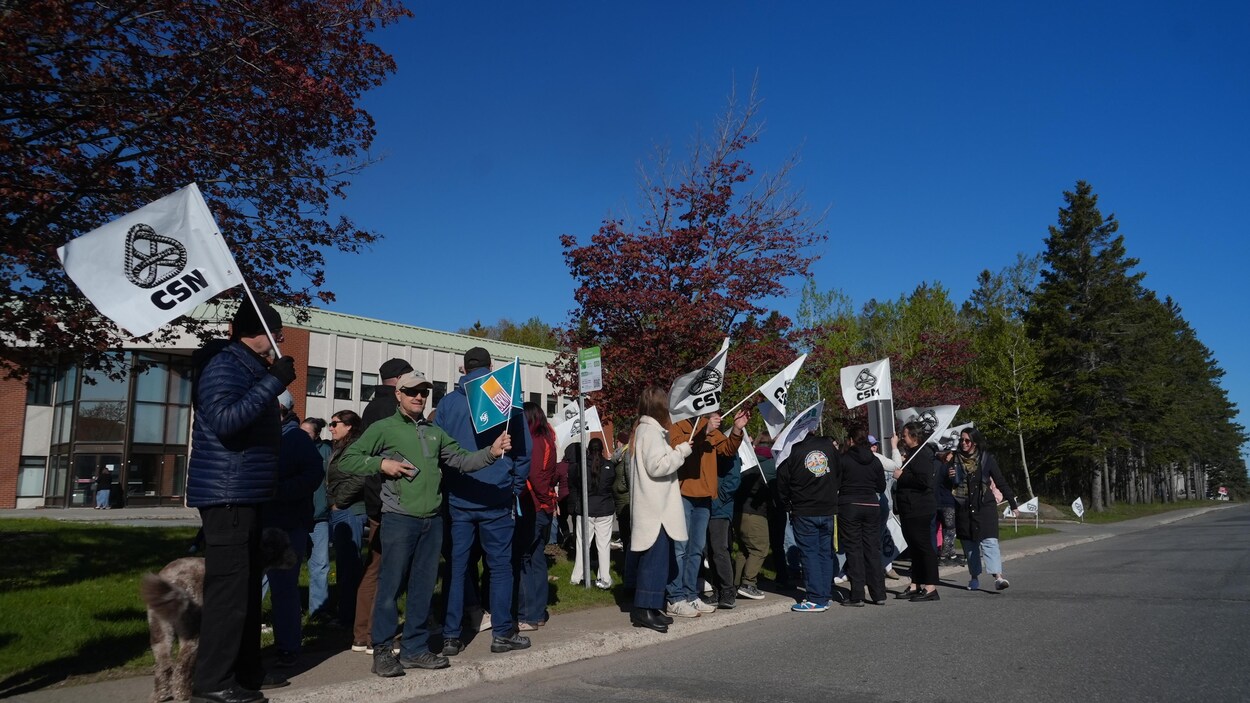 Le personnel scolaire manifeste contre des compressions annoncées