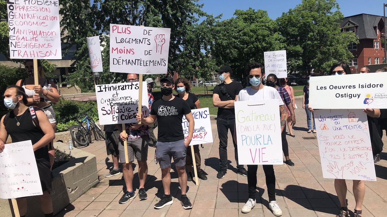 Plusieurs manifestants avec affiches à la main.