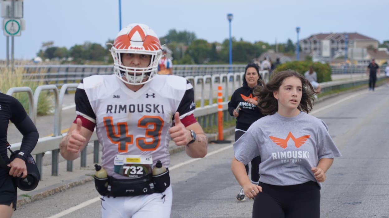 Il court un marathon, et même plus, en habit de football à Rimouski