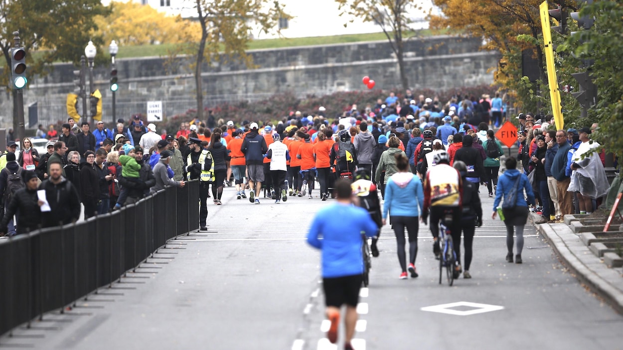 Les coureurs traversent plusieurs quartiers de Québec lors du marathon dimanche.