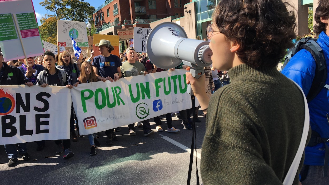 Des marcheurs témoignent de leurs inquiétudes face aux changements climatiques.