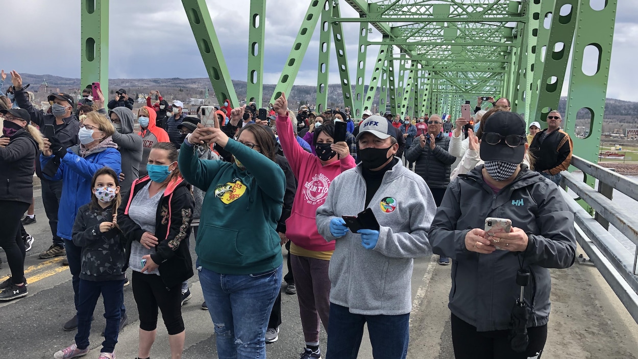 Des manifestants sur le pont de Campbellton.