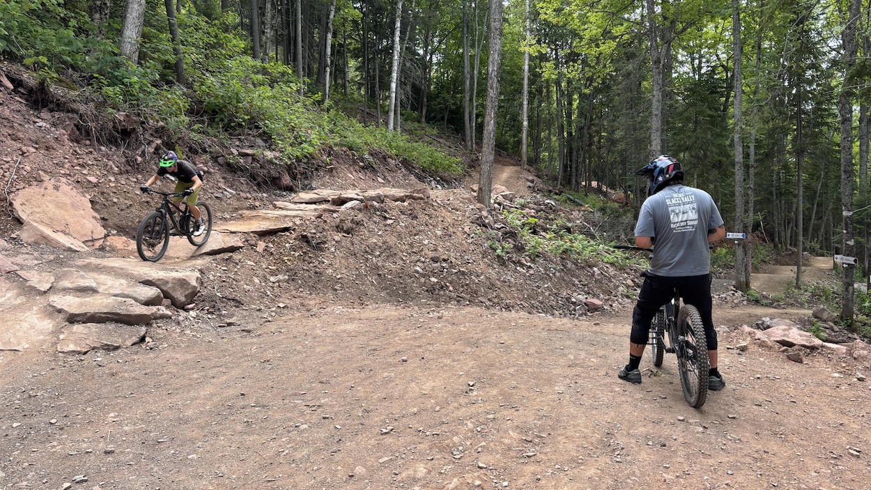 Les adeptes de vélos de montagne envahissent les pistes