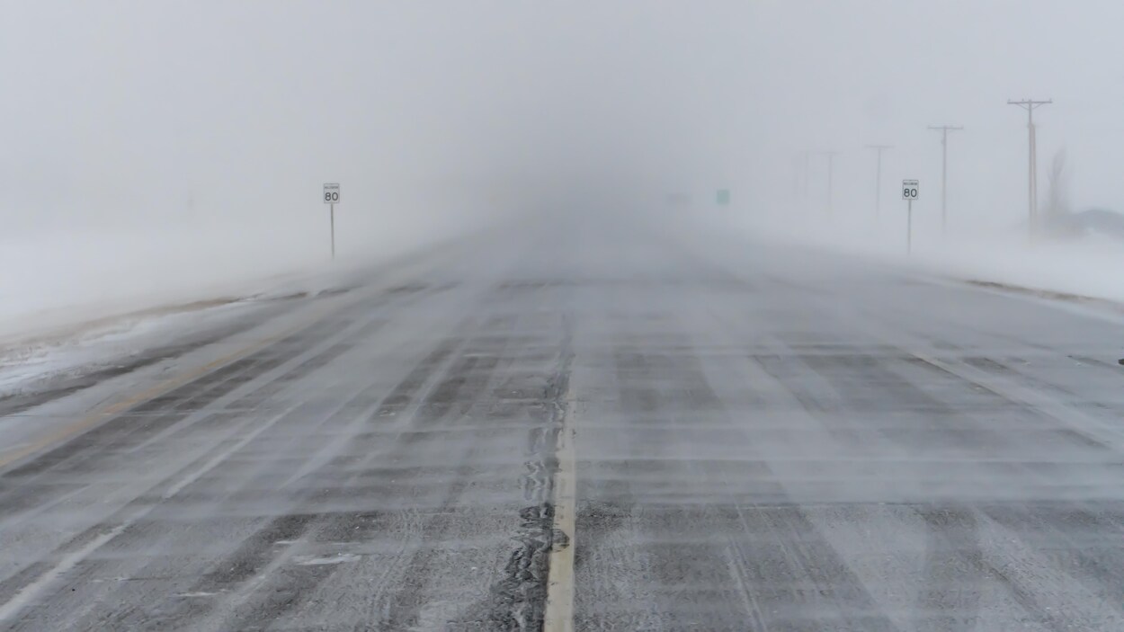 Une tempête de neige s'abat sur l'autoroute Transcanadienne à Moosomin, en Saskatchewan, en avril 2022.