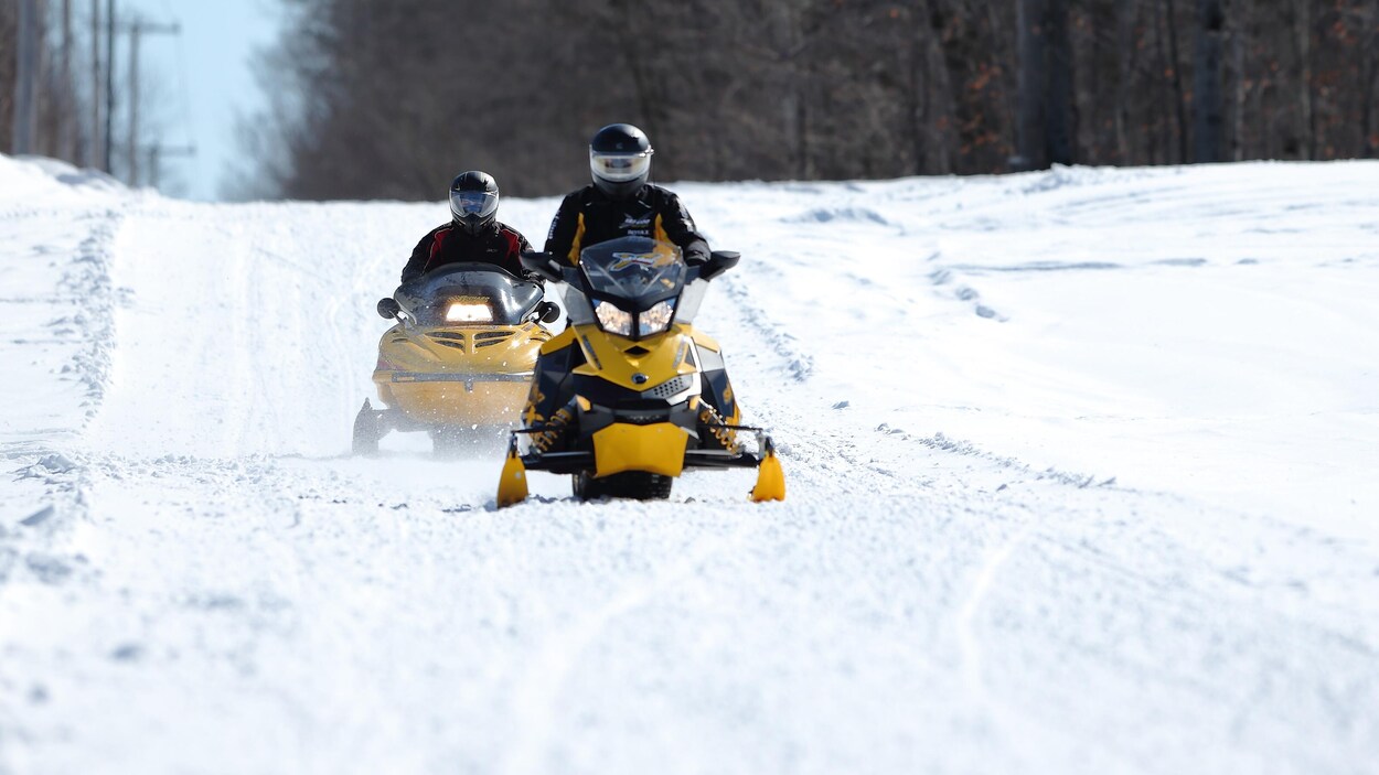 Sans Neige Ni Glace Les Motoneigistes Et Les Pecheurs D Eperlan S Arment De Patience Radio Canada Ca