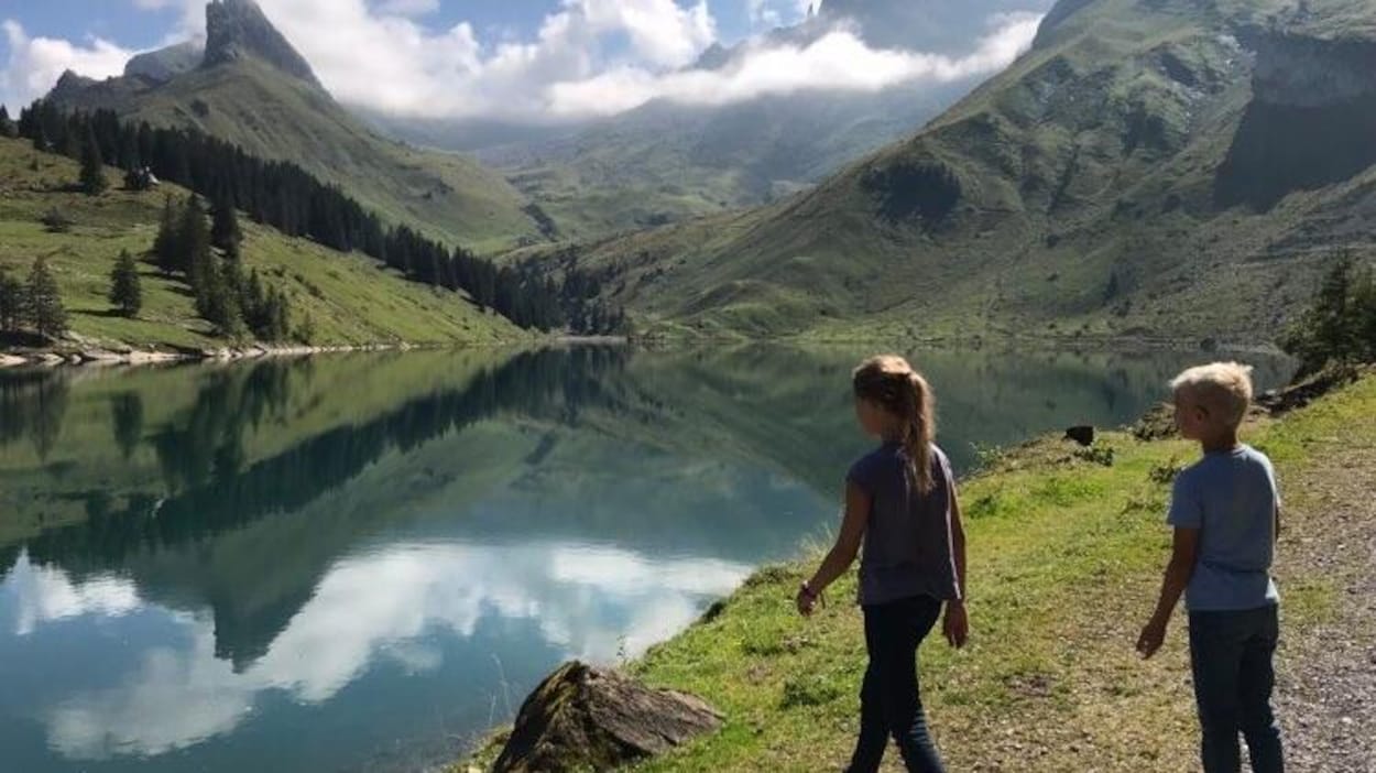Deux enfants devant un lac en Suisse.