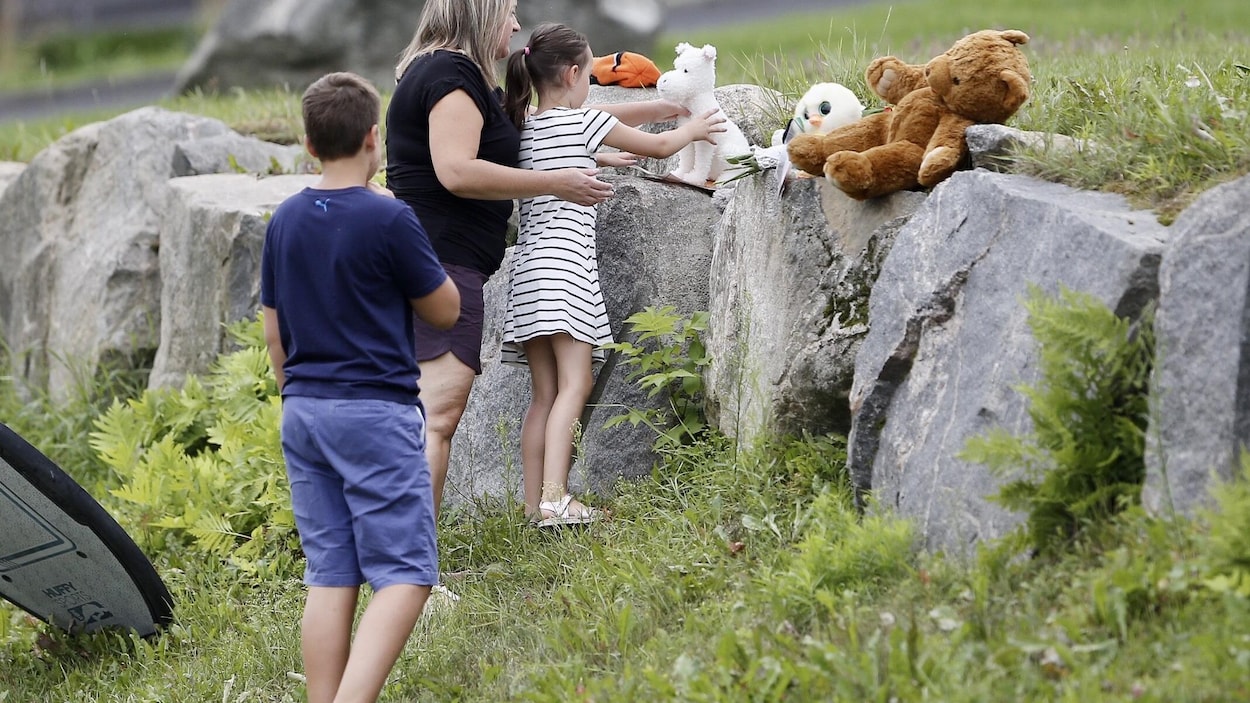 Des voisins apportent des peluches près des lieux du drame.