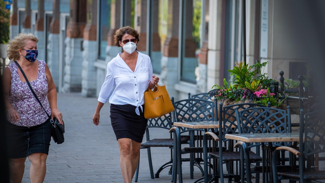 Deux femmes portant le masque marchent à Ottawa