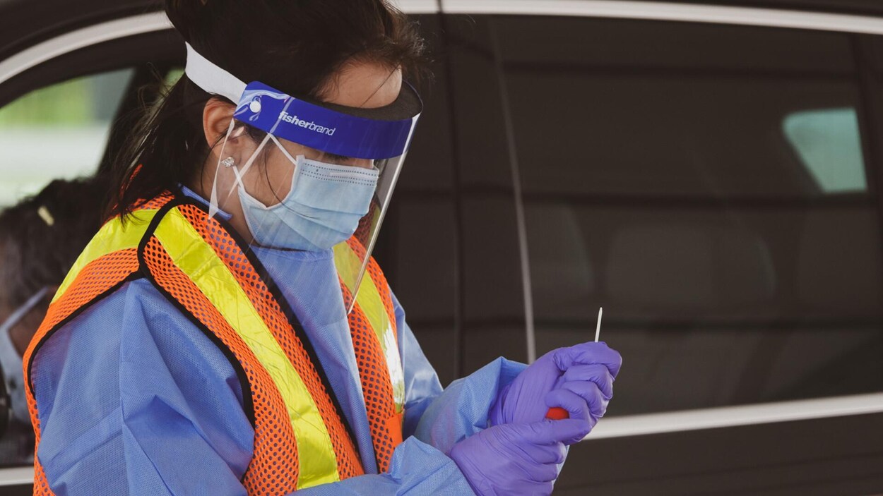 Une infirmière prépare un écouvillon pour un test de dépistage du coronavirus.