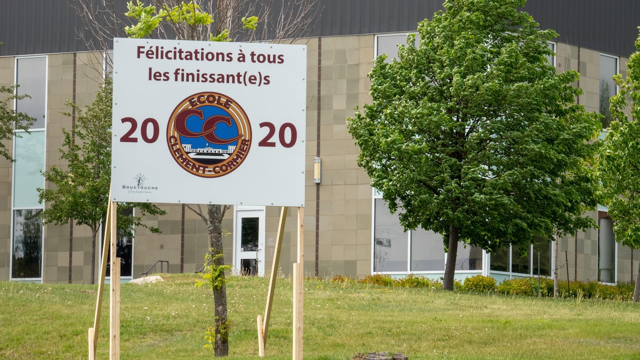 Une affiche pour les finissants de 2020 à l'école Clément-Cormier.