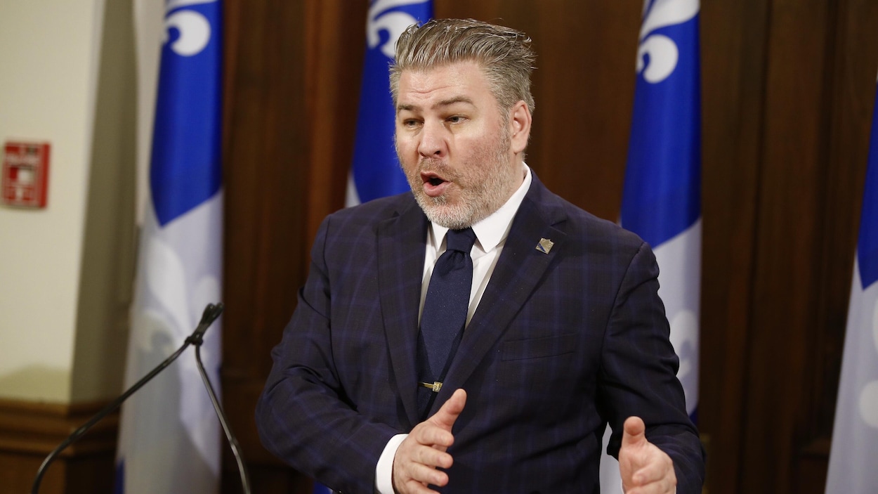 Pascal Bérubé répond aux questions de journalistes lors d'une conférence de presse.