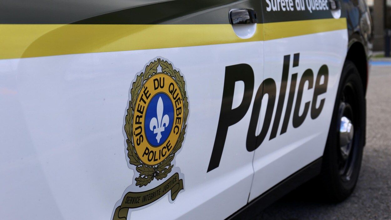 Gros plan sur une voiture de la Sûreté du Québec.