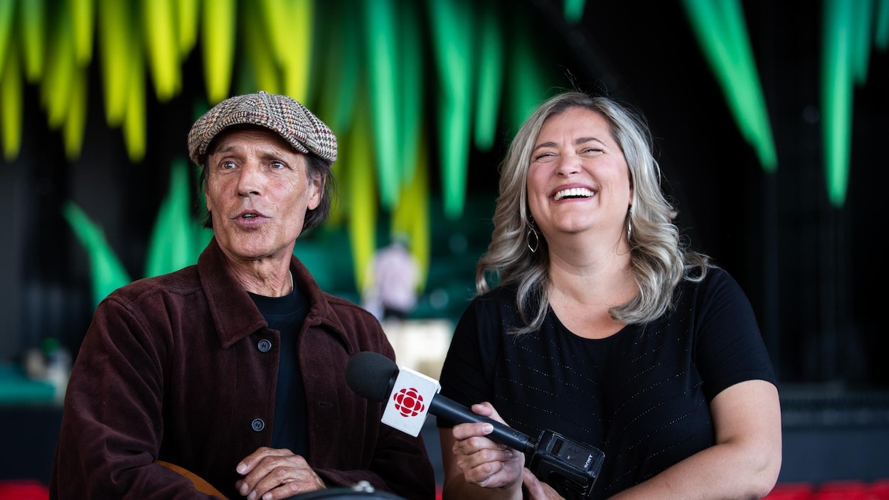 Guitare, boussole et confidences : une rencontre unique avec Jean Leloup