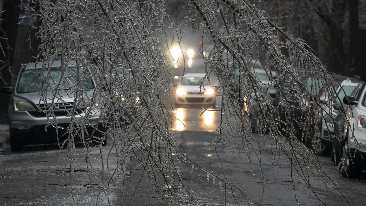 Pluie verglaçante et verglas sont prévus en Ontario; des pannes de courant sont possibles